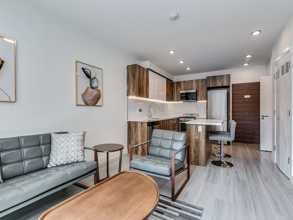 1168 Pendrell St #207