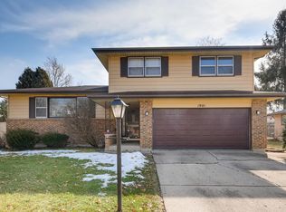 1901 Country Knoll Ln, Elgin, IL 60123