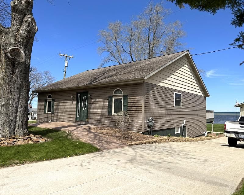 1st image of 1042 N Lakeshore Rd