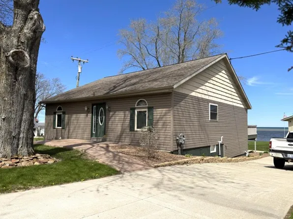 1042 N Lakeshore Rd, Harbor Beach, MI 48441