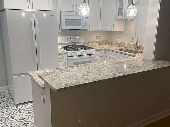 2nd image of 2409 W Balmoral Ave APT 2A