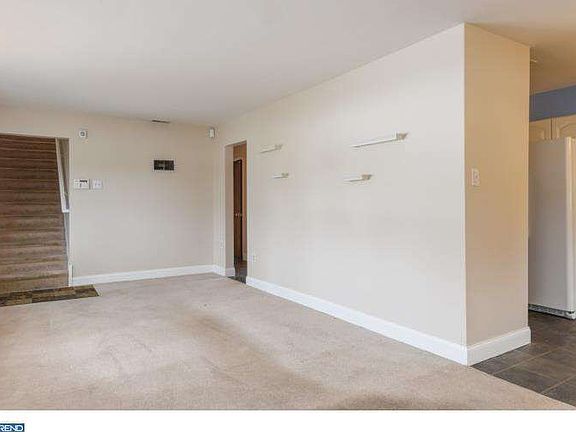 4th image of 389 Loomis Ave