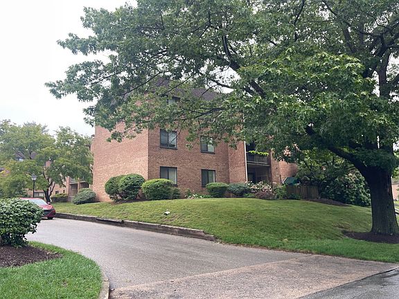 3rd image of 1655 Oakwood Dr #402