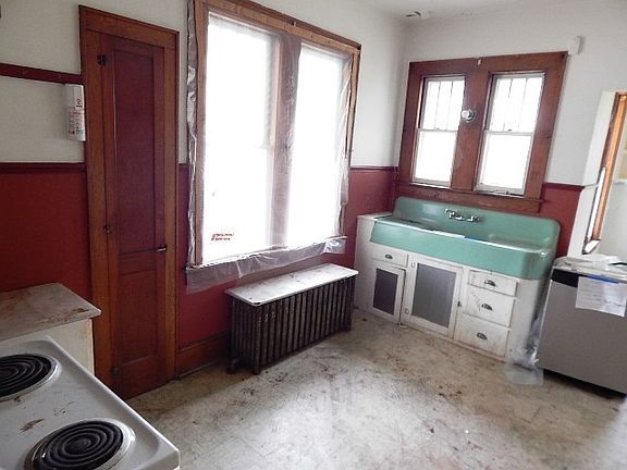 3rd image of 208 Sprague Ave
