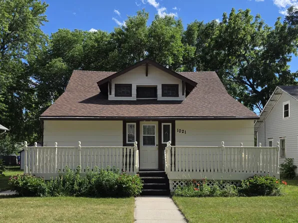 1021 E 3rd Ave, Mitchell, SD 57301
