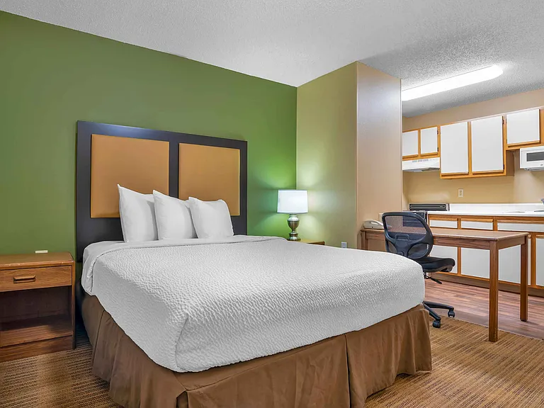 1 Bedroom Suite - 1 Queen Bed