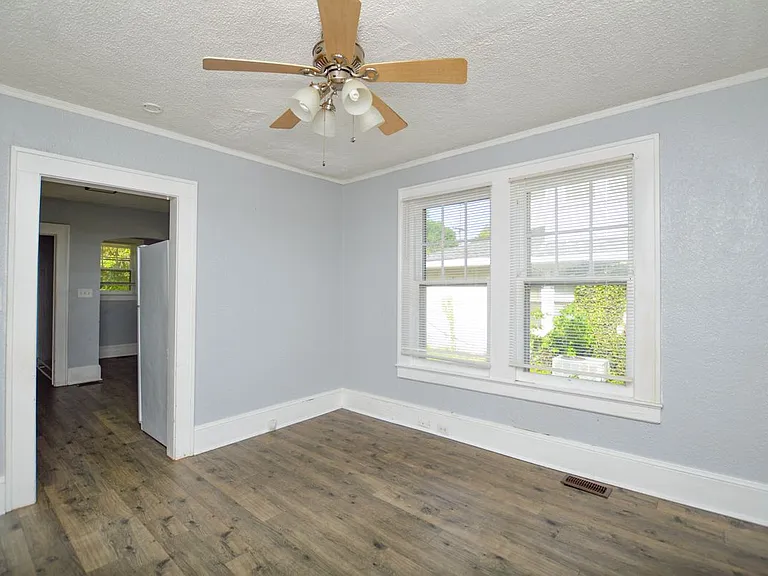705 E Lexington Ave — Photo 13