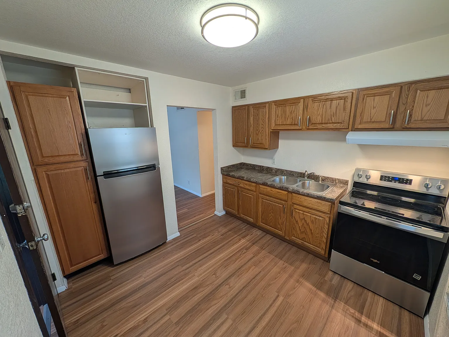 3 bed, 1.0 bath, 900 sqft, $1,325 — Photo 2