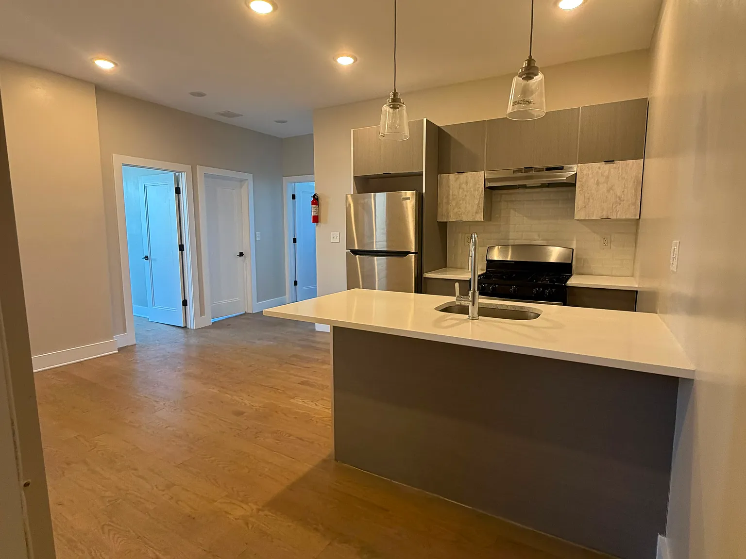 3 bed, 1000 sqft, $2,800 — Photo 3