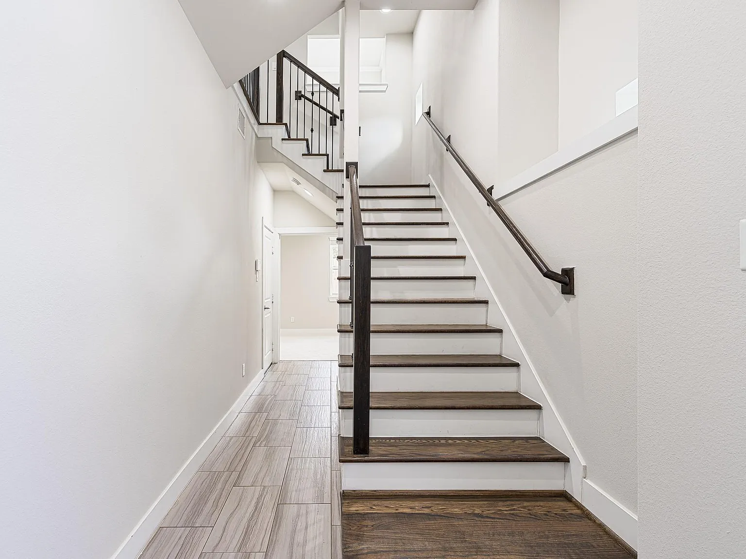 3 bed, 3.5 bath, 2222 sqft, $3,600 — Photo 4