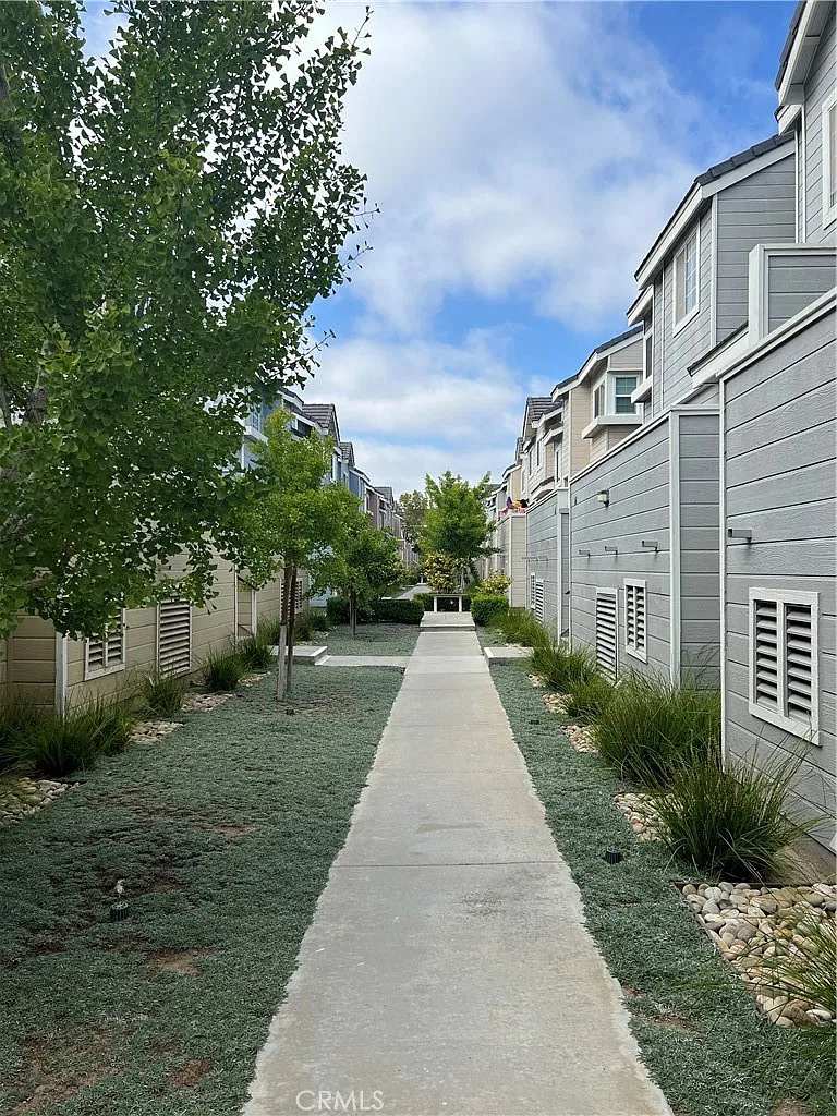 2 bed, 2.5 bath, 1088 sqft, $3,600 — Photo 2