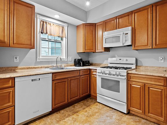 4th image of 1575 Old York Rd #A