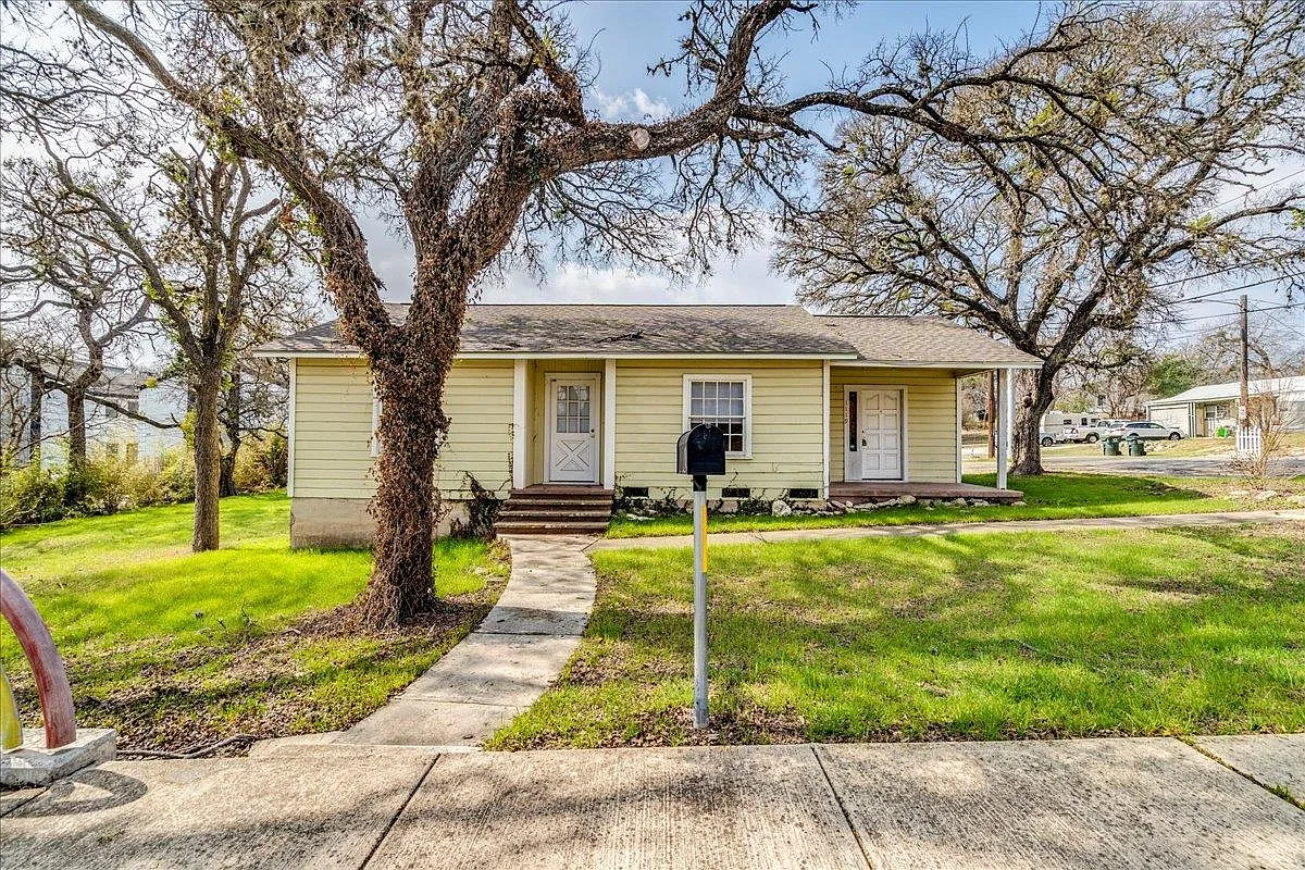 3 bed, 1.0 bath, 1153 sqft, $1,550 — Photo 2