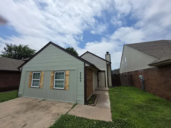 2307 N Lincoln Ave, Moore, OK 73160