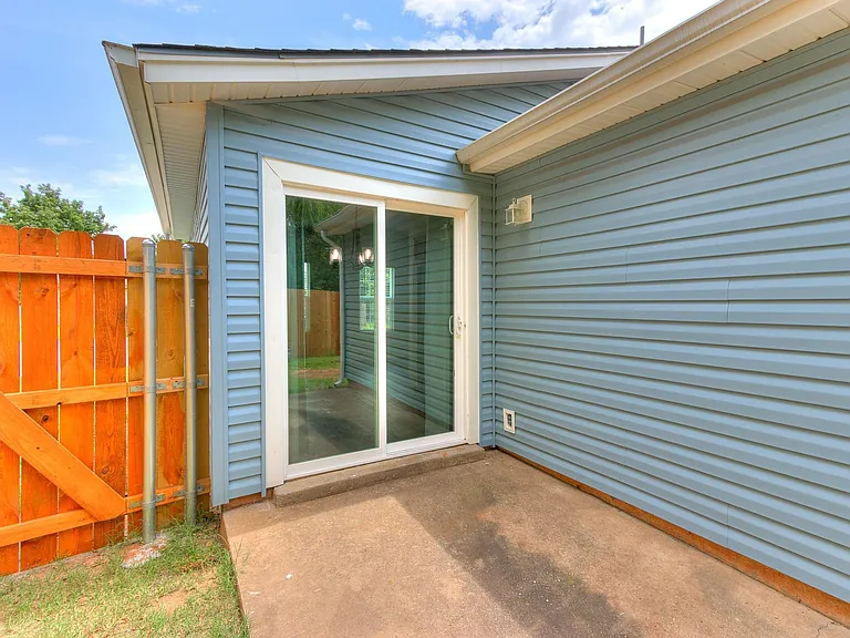 425 Dauphin Ave — Photo 19