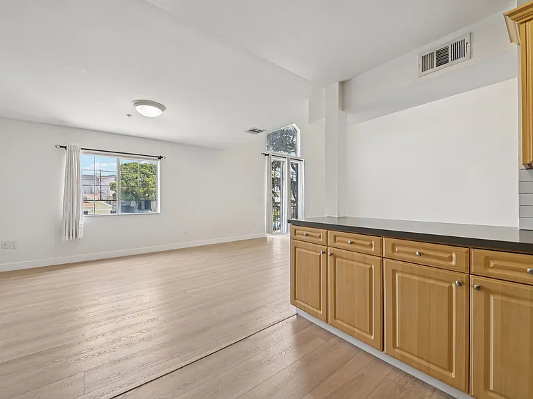 628 W 30th St #101 — Photo 8