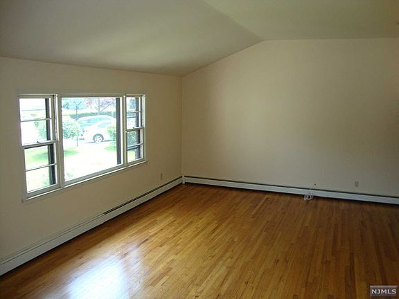 3rd image of 38-18 Allwood Pl #1X