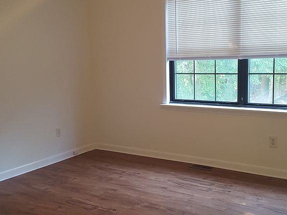 3rd image of 208 Searcy St