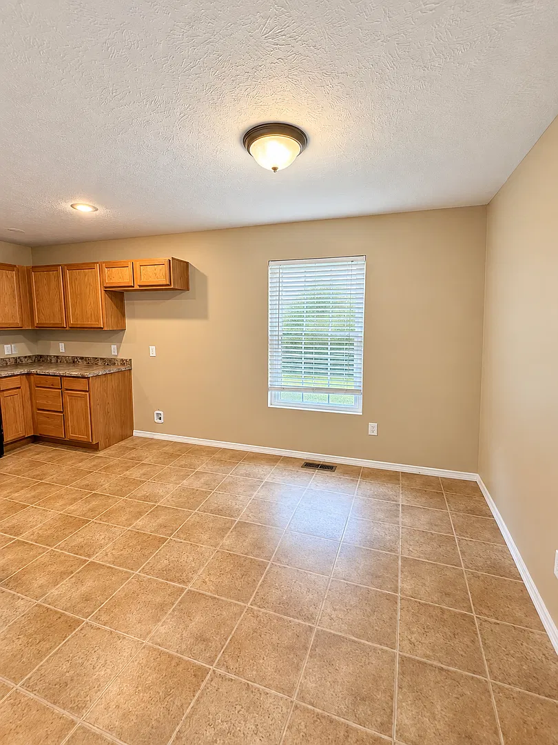 Beautiful 3 bedroom / 2 bathroom house in Joplin Mo close to Missouri Southern with two car garage!! — Photo 3