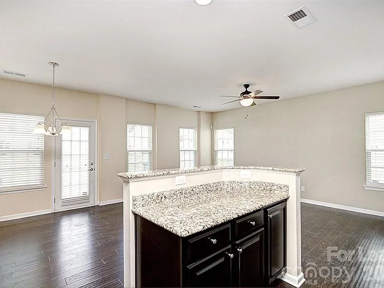 2704 Silverthorn Dr — Photo 6