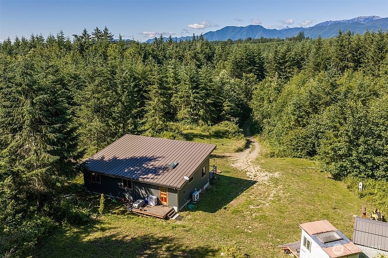 4th image of 1833 Eaglemount Road