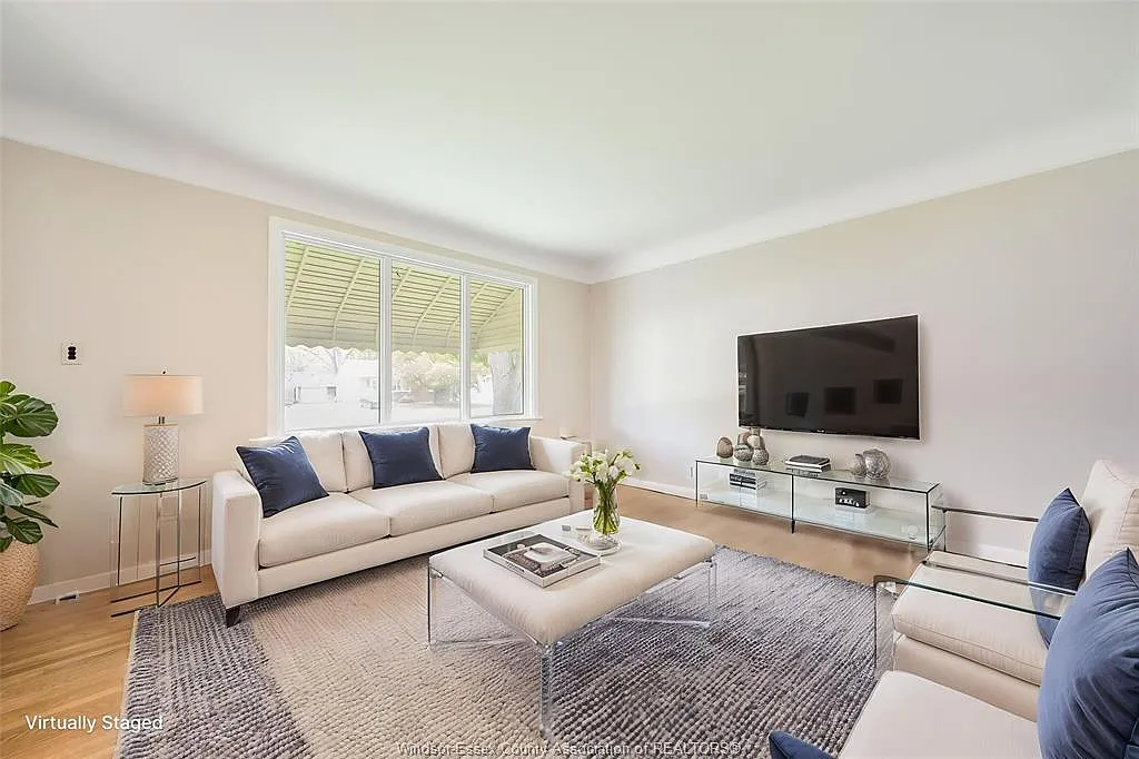 4 bed, $2,100 — Photo 4