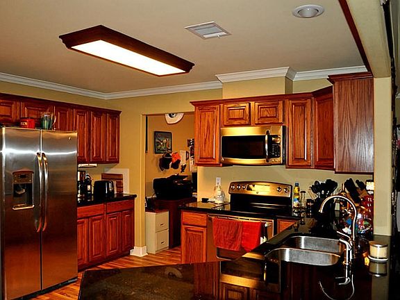 Large Gourmet Kitchen w/lots of cabinets, granite counter tops, coffee bar & stainless appliances.