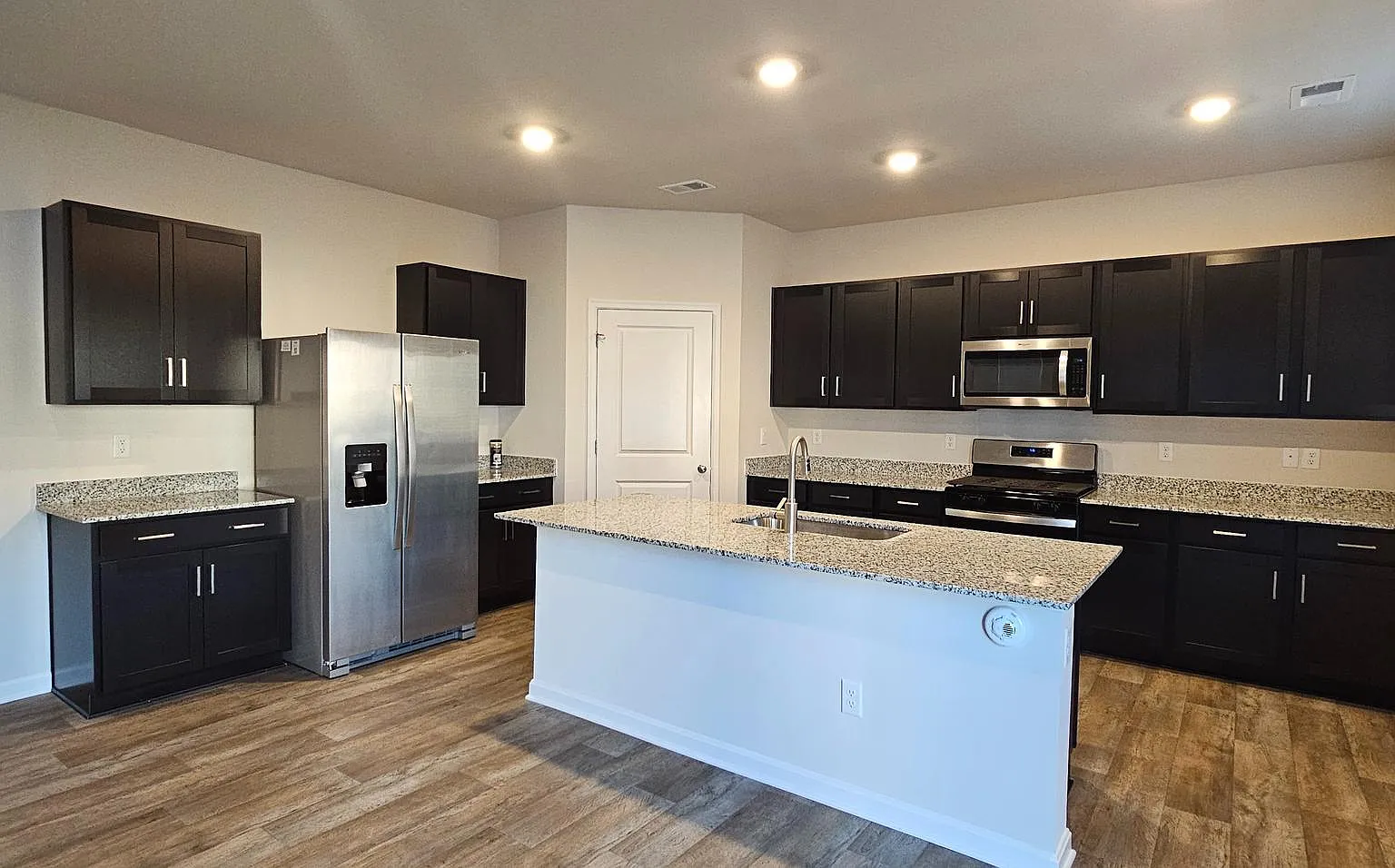 4 bed, 2278 sqft, $2,700 — Photo 4