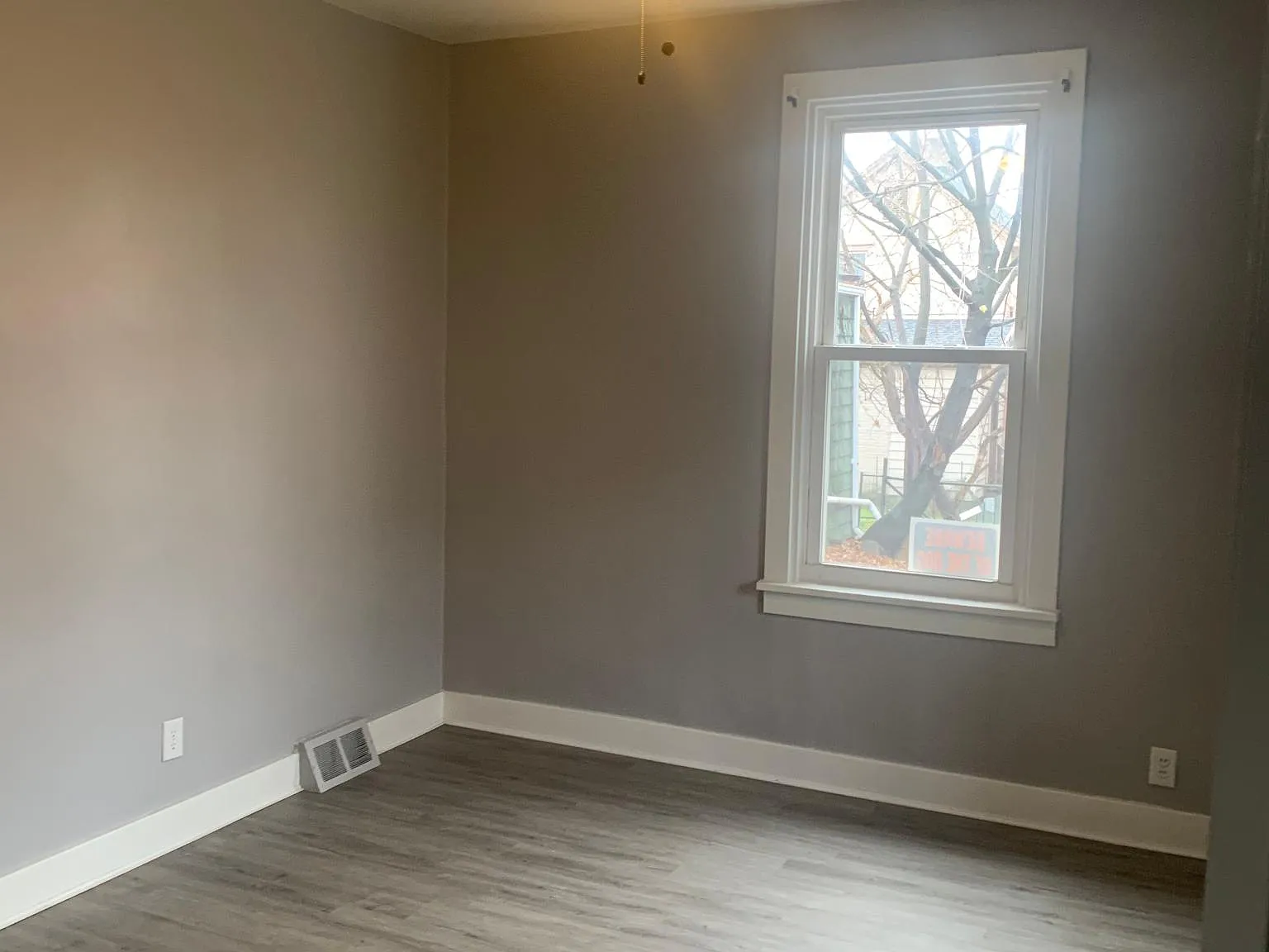 619 Olive Ln — Photo 2