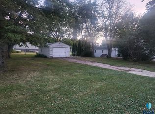 305 E 1st St, Colton, SD 57018