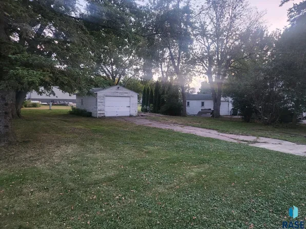 305 E 1st St, Colton, SD 57018