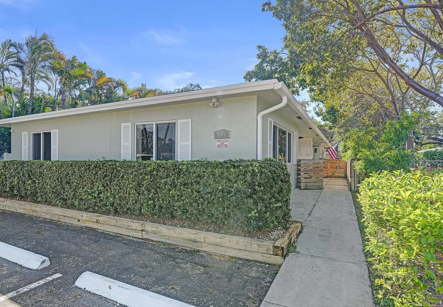 2BR/2BA Duplex w/ Fenced Yard| Water & Trash Included | Pets OK | Fort Lauderdale — Photo 2