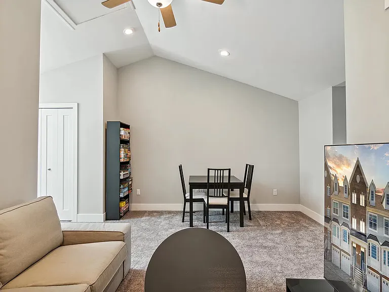 2535 W Towne St — Photo 19