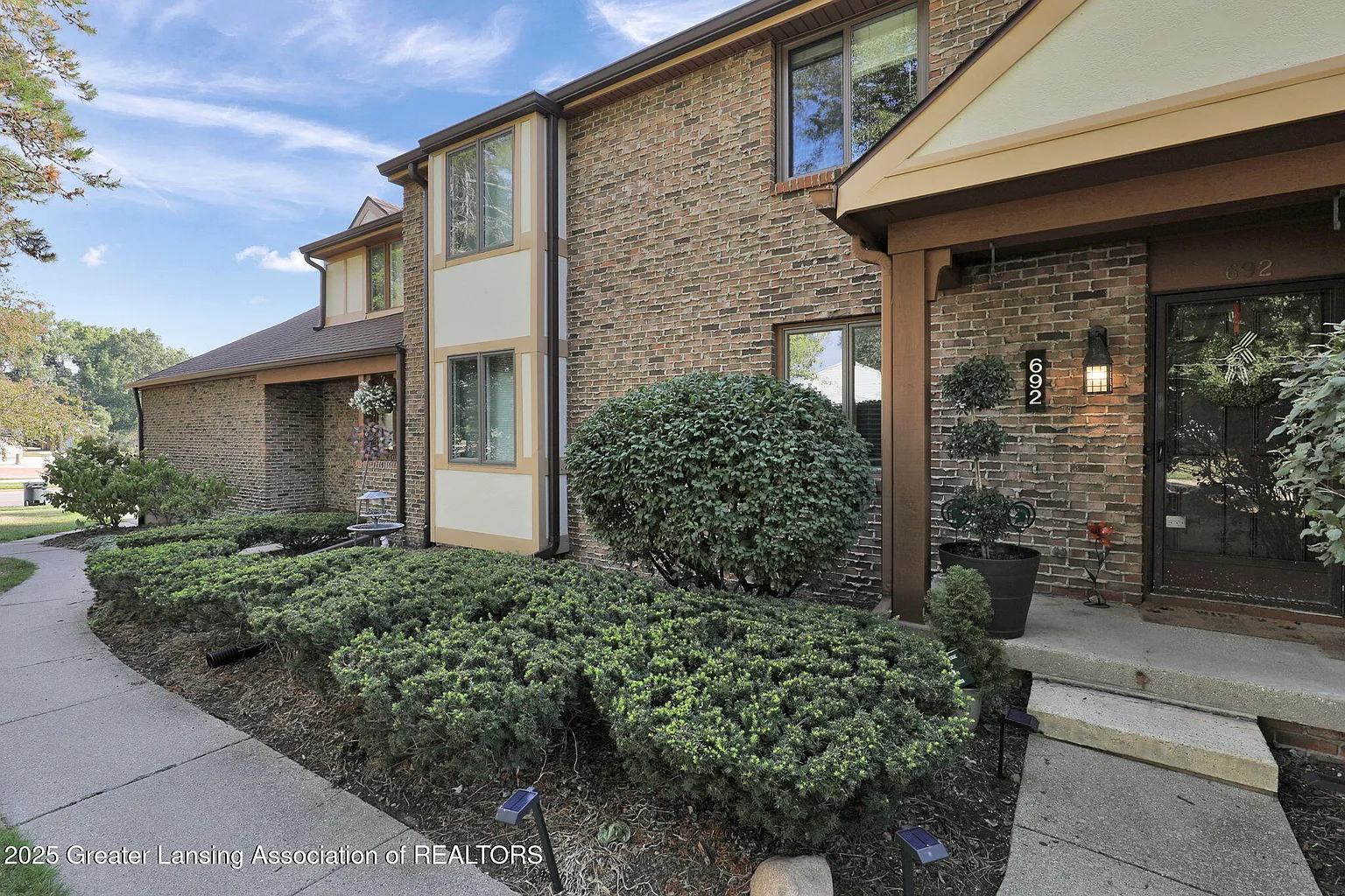 692 Moorland Dr photo 1