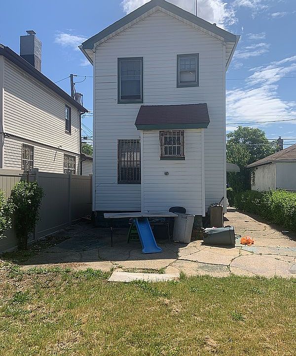 2nd image of 618 E 48th St