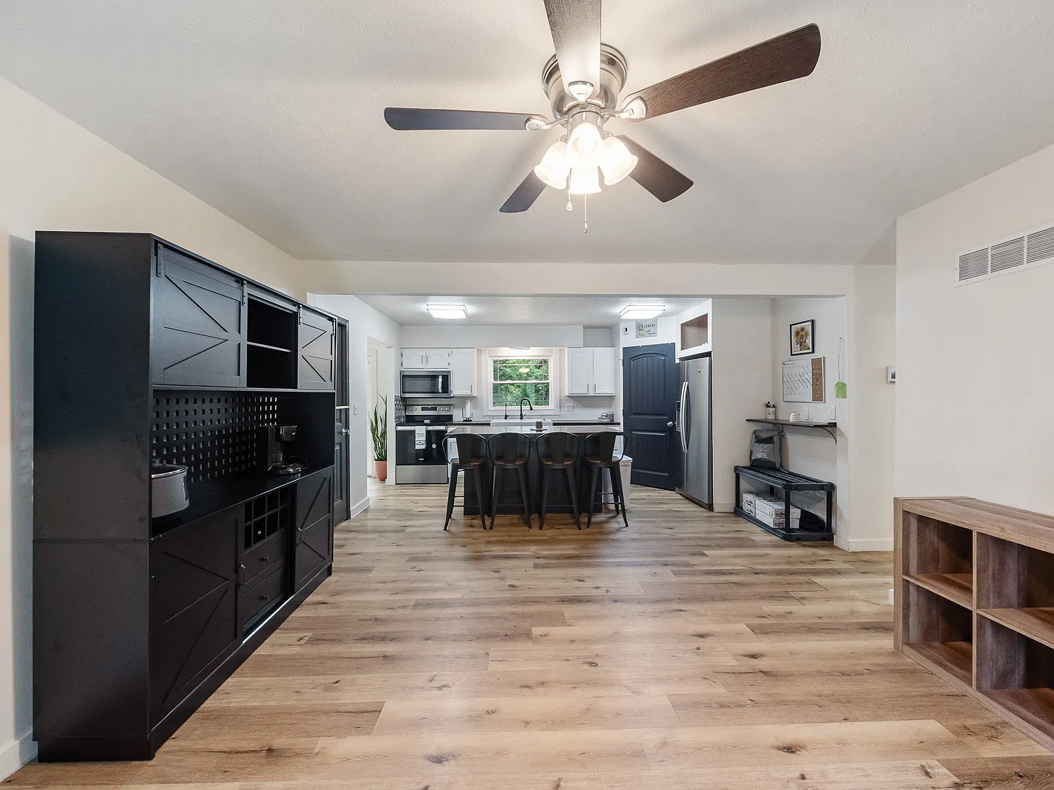 5 bed, 2400 sqft, $2,300 — Photo 4