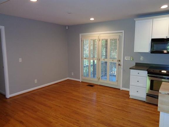 Dining room great for entertaining