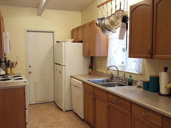 5th image of 2422 Town Cir