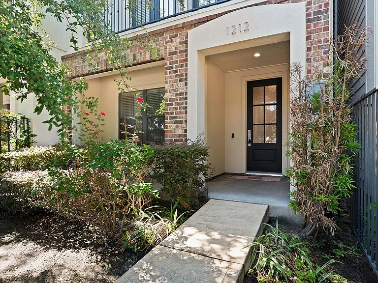 1212 W Dallas St — Photo 2