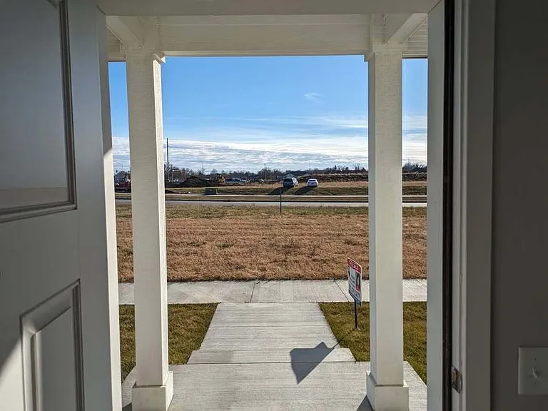 210 NW Common Pl — Photo 14