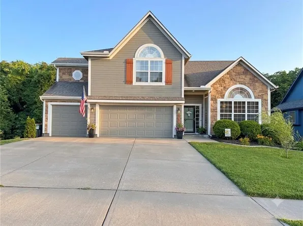919 S 12th St, Louisburg, KS 66053