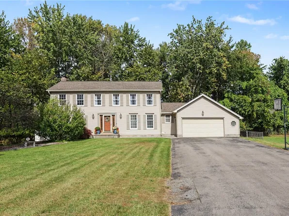 619 Galbro Cir, Webster, NY 14580