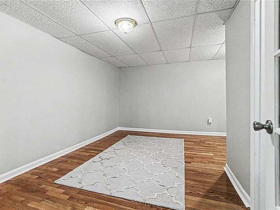 4th image of 3084 Green Valley Dr