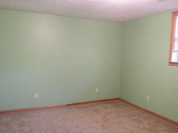 3rd image of 323 W Oak St