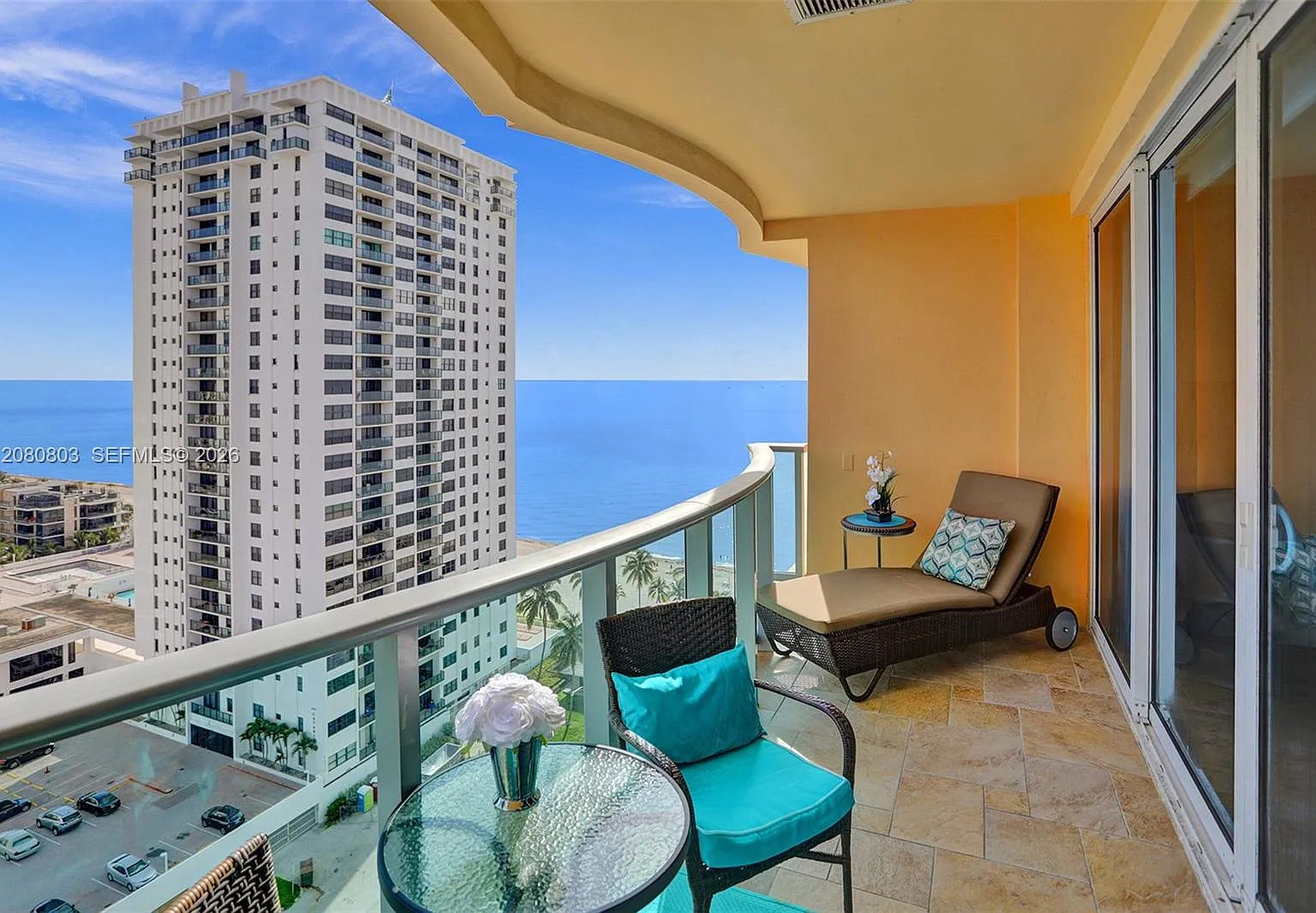 Wave Condo — Photo 2