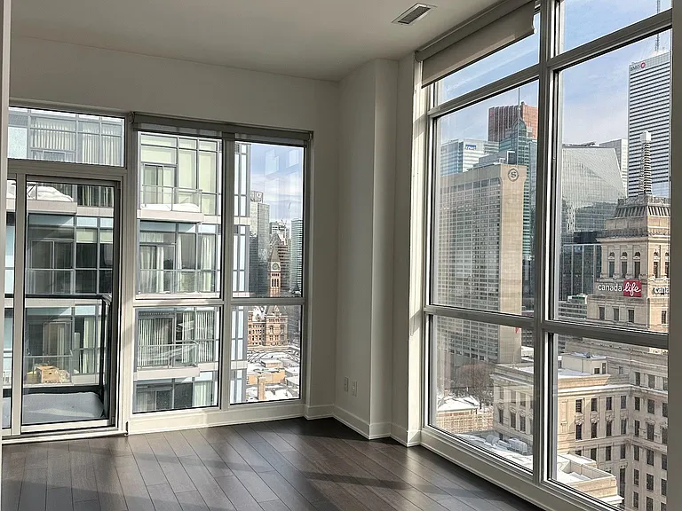210 Simcoe St #2402 — Photo 4