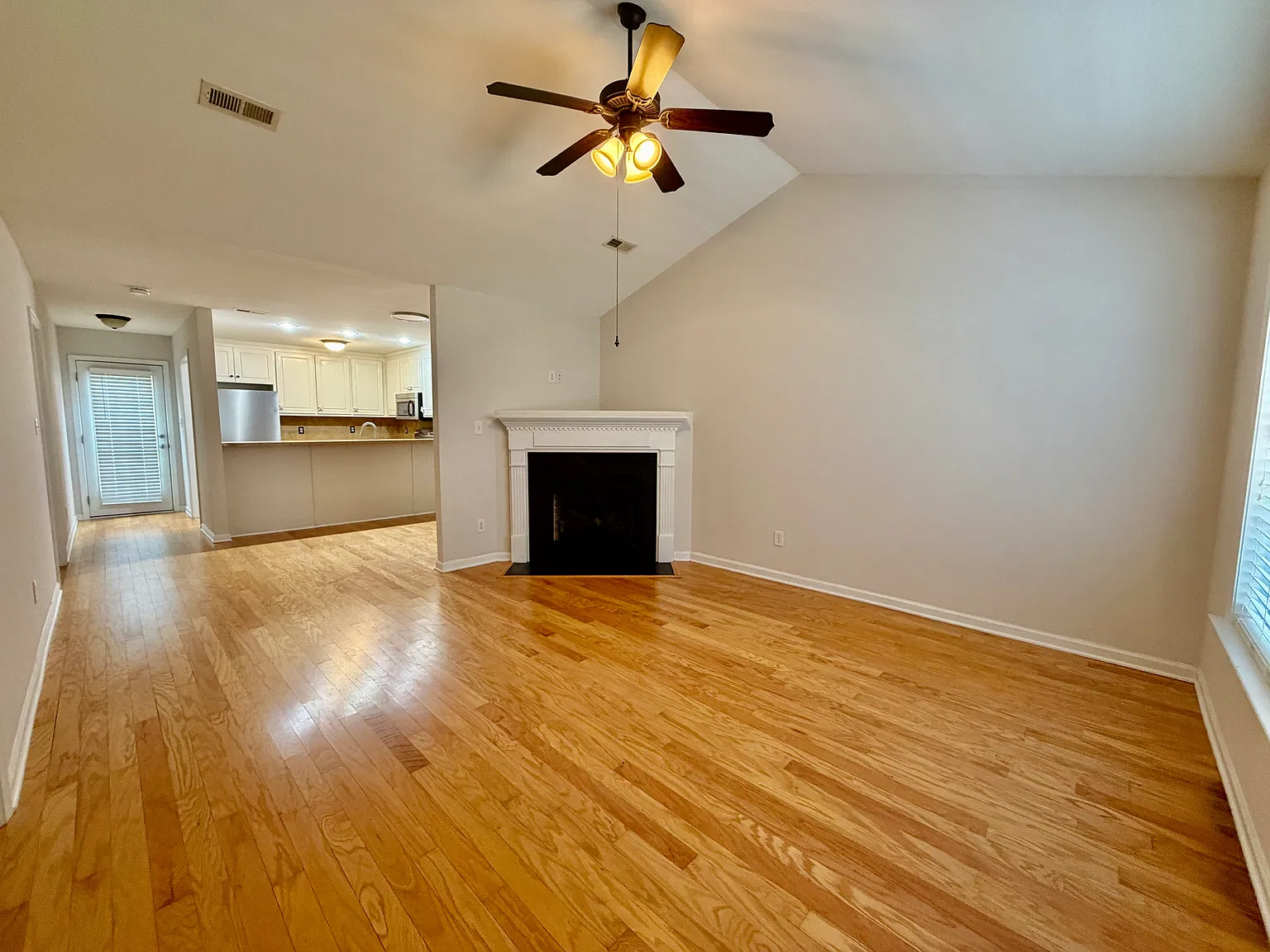 2 bed, 1148 sqft, $1,575 — Photo 4