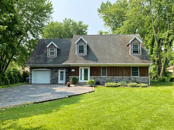 8533 Rucker Rd, Grosse Ile, MI 48138