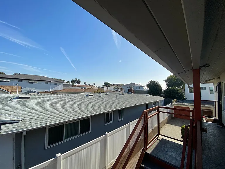 612 E Queen St — Photo 17