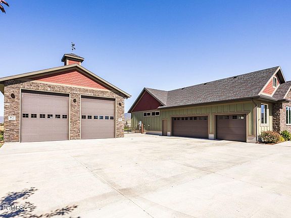 2nd image of 802 Spruce Way